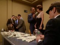 Frankie steckt Kira Geld zu.jpg