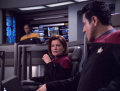 Janeway und Chakotay werden Zeugen wie das Komsystem der Voyager eine Fehlfunktion erleidet.jpg