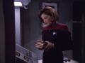 Janeway gibt einige Bücher zum Recyceln in den Replikator.jpg