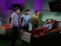 McCoy behandelt Sarek auf der Krankenstation.jpg