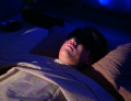 Harry Kim schläft mit einer Schlafmaske.jpg