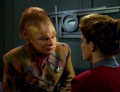Neelix informiert Janeway über die Vorfälle auf Rinax.jpg