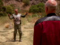 Dathon versucht mit Picard zu sprechen.jpg