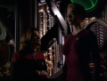 Janeway bringt Seven in ihren Alkoven.jpg