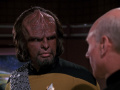 Picard bittet Worf dem Romulaner zu helfen.jpg