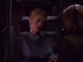 Seven lässt Janeway einen Dermalregenerator mitnehmen.jpg