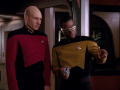 La Forge berichtet Picard, dass die Explosion durch Materialermüdung ausgelöst wurde.jpg