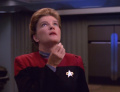 Janeway erschrickt, als Blut auf ihre Uniform tropft.jpg