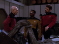La Forge informiert Picard und Riker, dass die Trümmer von einem ausgemusterten Schiff stammen.jpg