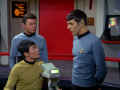 Spock befiehlt Sulu Gideon abzutasten.jpg