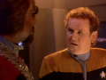 O'Brien bittet Worf um Nachsicht für seine Leute.jpg