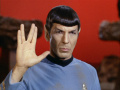 Spock vollführt Vulkanischen Gruß.jpg