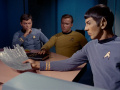 Spock zeigt den Offizieren Trümmer.jpg