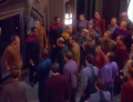Sisko hindert Bewohner daran, Odos Büro zu stürmen.jpg