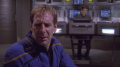 Archer steuert die Enterprise aus dem Asteroidenfeld.jpg