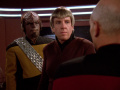 DeSeve sagt Picard, dass der Frachter ein altes Schiff ist und sich vielleicht deswegen verspätet.jpg