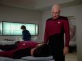 Picard besucht Riker auf der Krankenstation.jpg