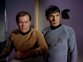 Kirk und Spock können Sevens Flucht nicht verhindern.jpg