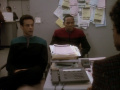 Sisko und Bashir bei der Anhörung durch eine Mitarbeiterin.jpg