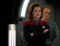 Tuvok sieht in der Arrestzelle Teero Anaydis hinter Janeway.jpg