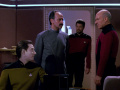 Mendoza bespricht sich mit Picard, Riker und Data.jpg