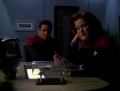 Janeway und Chakotay betrachten Careys Flaschenschiff.jpg