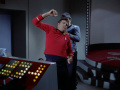Spock setzt Leslie außer Gefecht.jpg