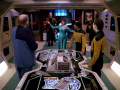Lwaxana besucht Timicin im Maschinenraum.jpg