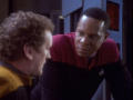 O'Brien berichtet Sisko von den eigenartigen Fehlfunktionen.jpg