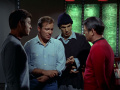 Kirk und Spock bereiten sich darauf vor nach Ekos zu beamen.jpg