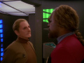 Odo informiert Worf über den Tathergang.jpg