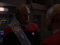 Worf rät Sisko Omet'iklan nicht den Rücken zuzuwenden.jpg