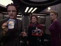 Naroq hilft Janeway und Seven bei den Ermittlungen.jpg