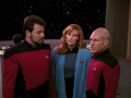 Riker und Crusher berichten Picard, dass auf der Kallisko alle getötet wurden.jpg