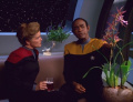 Tuvok erklärt Janeway die Vorteile einer Allianz.jpg