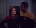 Janeway hat Zweifel und spricht mit Tuvok.jpg