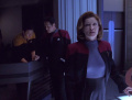 Janeway spricht im Maschinenraum mit der elektromagnetischen Lebensform.jpg