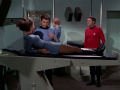 McCoy untersucht Romaine auf der Krankenstation.jpg