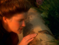 Erster Kontakt von Janeway mit dem tierischen Begleiter.jpg