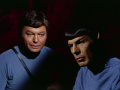 Spock und McCoy planen, den Companion auszuschalten.jpg