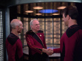 Admiral Quinn begrüßt Riker.jpg