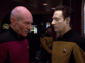 Data informiert Picard über die Metallparasiten.jpg
