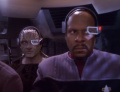 Garak unterstützt Sisko auf der Brücke des Angriffsjägers.jpg