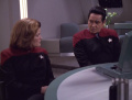Janeway und Chakotay entschließen sich einen gemeinsamen Bericht an die Sternenflotte zu schicken.jpg