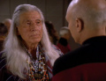 Picard und Anthwara sprechen auf dem Empfang.jpg