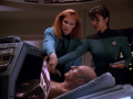 Crusher behandelt Picard auf der Krankenstation nach Jonos Attentat.jpg