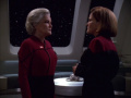 Janeway informiert ihr jüngeres Ich.jpg
