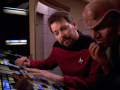 Riker erklärt Morta die Kontrollen und schaltet dabei den Computer für Picard frei.jpg