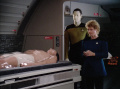Data und Pulaski untersuchen eines der Kinder im Shuttle.jpg
