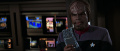 Worf zeigt Picard den modifizierten Tricorder.jpg
